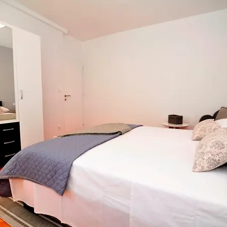 New And Sunny 5 Min From Beach Trstenik *