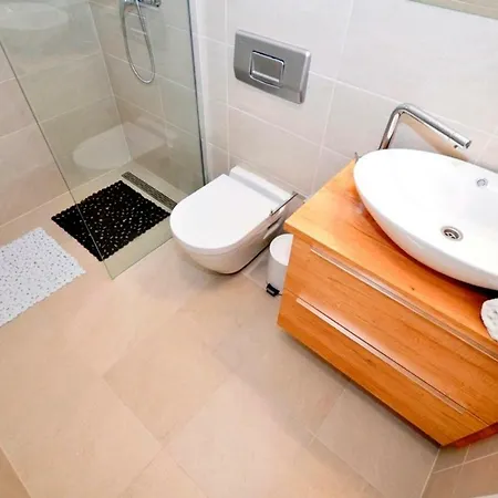 شقة New And Sunny 5 Min From Beach Trstenik *